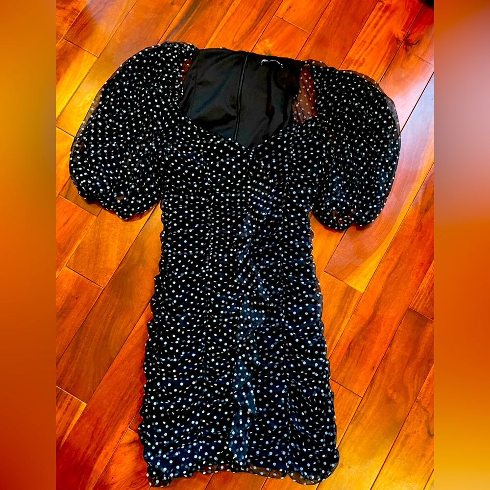 Zara women polka dot dress. The Size is L and it’s in very good condition!